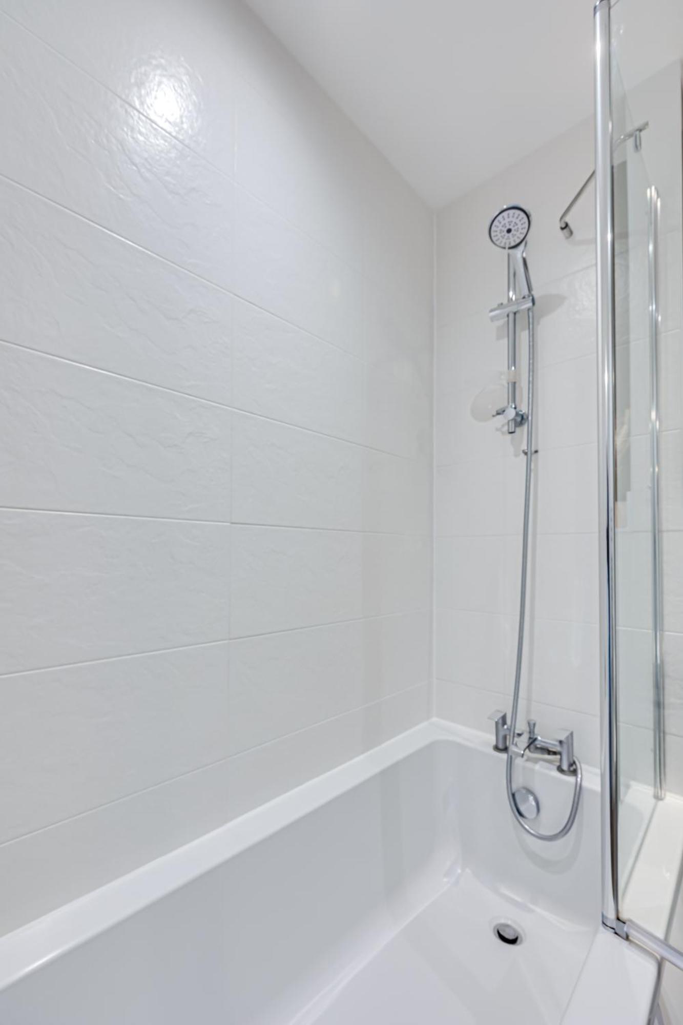 Penthouse Apartment - City Centre - Secure Parking, Balcony, Self-Check-In, Fast Wifi And Smart Tv With Netflix By Yoko Property ミルトン・ケインズ エクステリア 写真